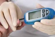 ارتفاع نسبة السكر في الدم: الأسباب والأعراض والعلاج المنزلي